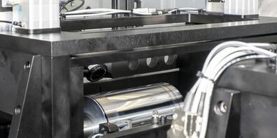 Die Empa arbeitet daran, elektronische Komponenten auf flexible Unterlagen wie Papier oder Polymer aufzudrucken. Über den erforderlichen hochspezialisierten Drucker (Bild) verfügt die Empa schon (Bild Empa).