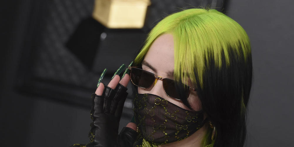ARCHIV - Sängerin Billie Eilish kommt zur Verleihung der Grammy Awards im Staples Center. Beim Demokraten-Parteitag legte Eilish einen bemerkenswerten Auftritt hin - und rief zur Abwahl von US-Präsident Trump auf. Foto: Jordan Strauss/Invision/AP/dpa