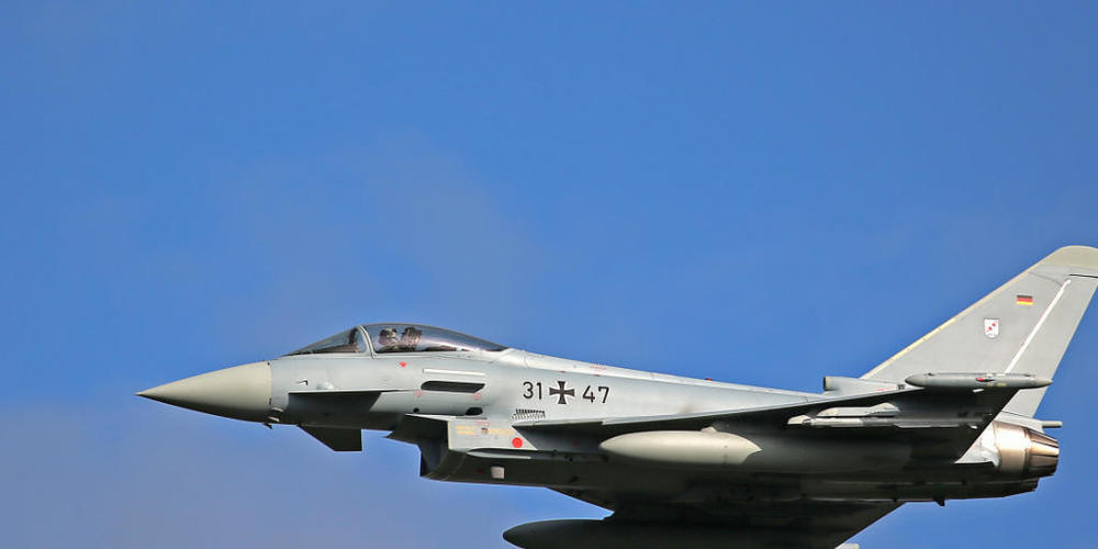 ARCHIV - Ein Eurofighter des Taktischen Luftwaffengeschwaders 31 fliegt eine Übung. Trotz eines Exportstopps hat die Bundesregierung seit Anfang 2019 auf Umwegen zu Rüstungslieferungen an Saudi-Arabien beigetragen. Foto: Oliver Berg/dpa