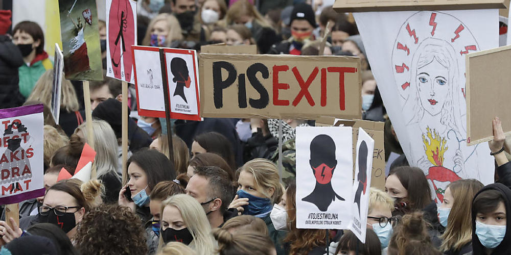 dpatopbilder - Demonstranten halten während eines Protests Plakate gegen die jüngste Verschärfung des polnischen Abtreibungsgesetzes hoch. In mehreren polnischen Städten waren erneut Tausende Menschen gegen eine Verschärfung des Abtreibungsverbots...