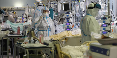 Medizinisches Personal in Schutzkleidung behandelt Patienten auf der Intensivstation des Krankenhaus San Filippo Neri. Foto: Alessandra Tarantino/AP/dpa