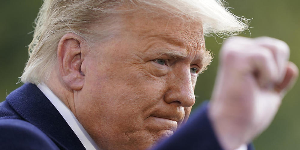 Donald Trump, Präsident der USA, streckt seine Faust in die Luft, während er über den Südrasen des Weißen Hauses zum Präsidenten-Hubschrauber geht. Trump fliegt für Wahlkampfveranstaltungen nach Michigan, Wisconsin und Minnesota. Foto: Patrick Sem...