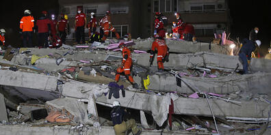Ein starkes Erdbeben in der Ägäis hat in der Türkei und in Griechenland zahlreiche Tote und Verletzte gefordert. In Izmir gruben am Abend Rettungskräfte nach verschütteten Personen.