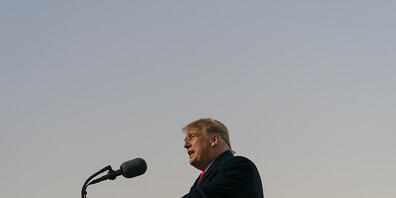 Donald Trump, Präsident der USA, spricht bei einer Wahlkampfkundgebung am internationalen Flughafen Rochester. Foto: Alex Brandon/AP/dpa