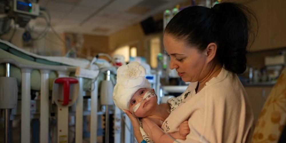 HANDOUT - In diesem vom UC Davis Children's Hospital zur Verfügung gestelltem Handout zeigt Mutter Liliya ihr Kind Micaela nach der Operation. Foto: -/UC Davis Children's Hospital /dpa
