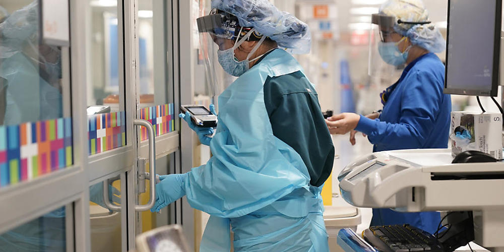 Zwei Medizinerinnen in Schutzkleidung arbeiten auf einer Station im Krankenhaus "Bellevue Hospital". Die Krankenhäuser des öffentlichen Gesundheits- und Krankenhaussystems der Stadt New York haben ihre Ausrüstung aufgerüstet, um sich auf eine mögl...
