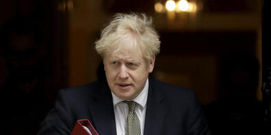 ARCHIV - Boris Johnson, Premierminister von Großbritannien, geht von der Downing Street 10 zu einem Treffen mit seinen Ministern im Auswärtigen Amt. Johnson erwägt im Kampf gegen die Corona-Pandemie einen neuen strengen Teil-Lockdown in England. F...