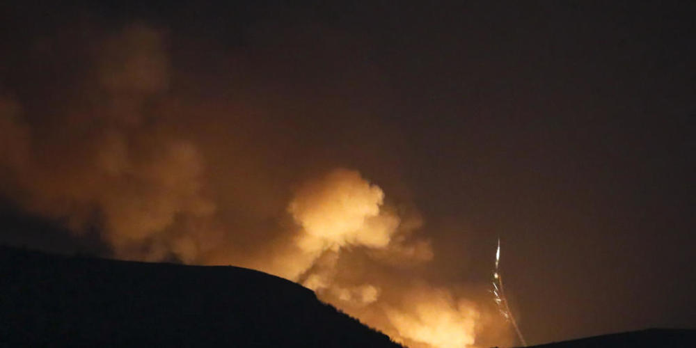 Explosionen sind hinter einem Bergkamm während eines militärischen Konflikts zu sehen. Die Kämpfe im Konflikt um die Südkaukasusregion Berg-Karabach gehen weiter. Foto: Uncredited/AP/dpa