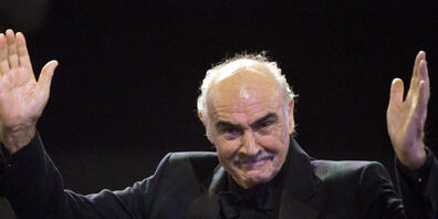 Sean Connery steht auf der Bühne bei der Verleihung des Europäischen Filmpreises 2005 in Berlin , wo er den Ehrenpreis der European Film Academy für sein Lebenswerk erhielt.  Foto: Marcus Brandt/ddp...