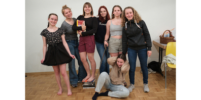 Mischen die Märchler Theaterlandschaft auf: (v.l.) Isabel Umbach, Céline Kessler, Ronja Kistler, Annika Künzi, Sira Heuberger, Laura Stählin (sitzend), Noelia Albisser.