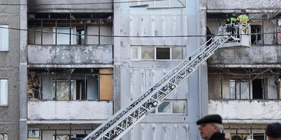 Ein Wohnblock wurde bei einer Explosion von Sauerstoffflaschen in einem Krankenhaus der Südural-Staatsuniversität beschädigt. Die Explosion verursachte einen Brand im Krankenhaus. Foto: Nail Fattakhov/TASS/dpa