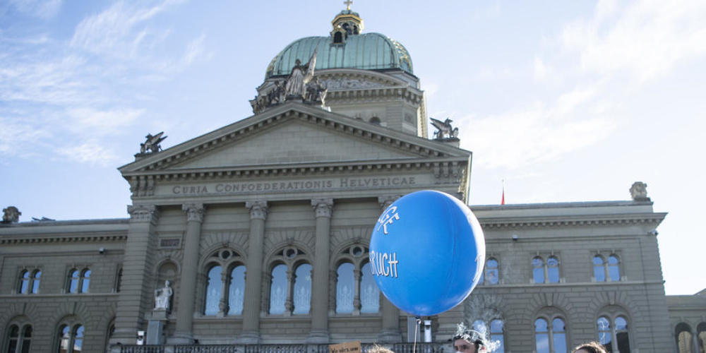 Maskenpflicht und Abstandsregel eingehalten: Die Kundgebung des Gesundheitspersonals vor dem Bundeshaus.