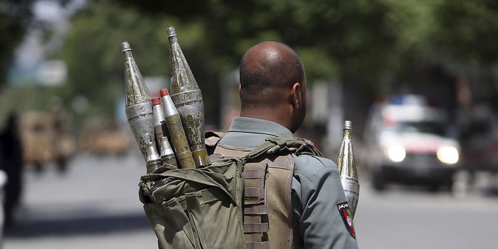 dpatopbilder - ARCHIV - Ein afghanischer Sicherheitsbeamter steht in Kabul an einer Straße. Foto: Rahmat Gul/AP/dpa