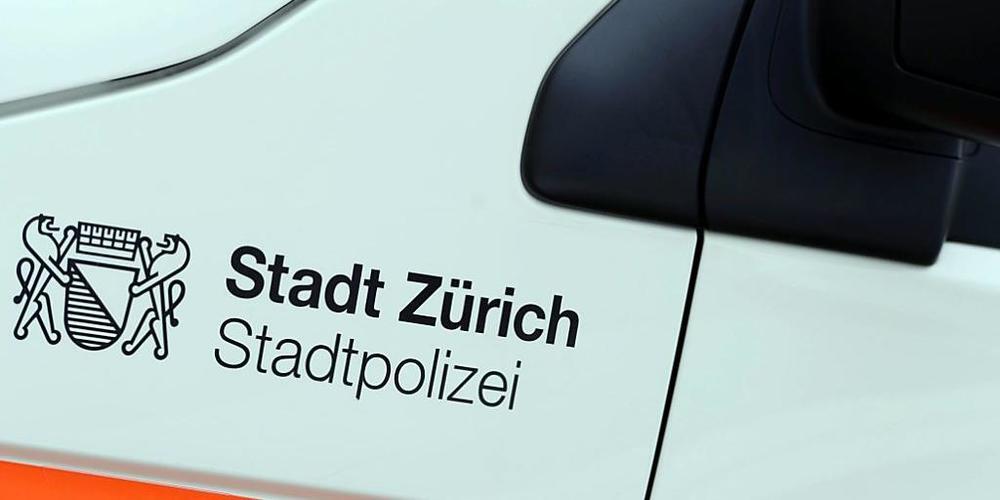 Die Zürcher Stadtpolizei musste am Samstagnachmittag zu einem Leichenfund in einem Waldstück im Kreis 9 ausrücken. (Archivbild)