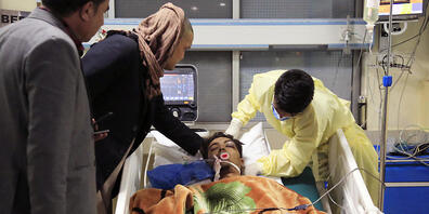 Ein Mann wird nach einem in Kabuk Selbstmordanschlag in einem Krankenhaus behandelt. Foto: Mariam Zuhaib/AP/dpa