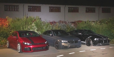 Im Rahmen der Poserkontrolle in Rapperswil-Jona wurden diese drei unzulässig manipulierten Autos per sofort stillgelegt.