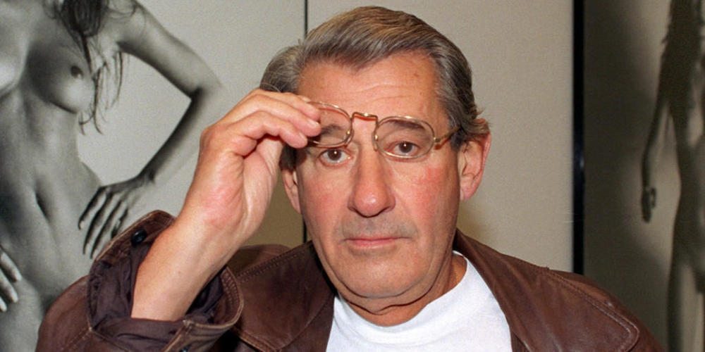 ARCHIV - Star-Fotograf Helmut Newton steht im November 1993 vor Aktfotografien in seiner Ausstellung in den Hamburger Deichtorhallen. Foto: Werner Baum/dpa