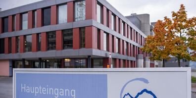 Im Spital Schwyz wurden in den vergangenen Tagen mehrere Covid-19-Patienten eingeliefert. (Archivbild)