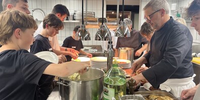 Chef Patrick Züger mit seinem Sproochbrugg-Team in der Küche des Restaurants Kreuz in Zuzwil.