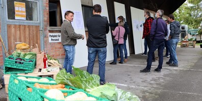 Die Fahrmaadhof AG führte einen coronakonformen Anlass im Freien durch, bei dem sich Interessierte über das geplante Gemüsezentrum informieren konnten (Bild: pd)