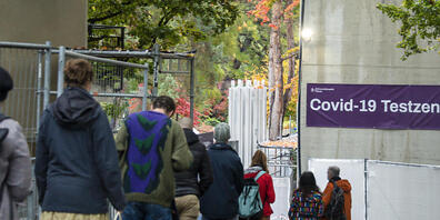 Menschen stehen Schlange vor dem Covid-19 Testzentrum des Universitätsspitals in Basel am vergangenen Freitag. (Archivbild)