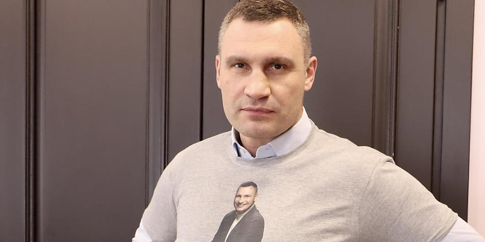 ARCHIV - Vitali Klitschko (48), Ex-Boxweltmeister und Bürgermeister der ukrainischen Hauptstadt, warnt Sportfans eindrücklich vor der Nutzung von Freiluftsportgeräten trotz Coronavirus-Verbot und trägt ein T-Shirt mit der Warnung: «#Es reicht mit ...