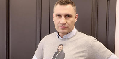 ARCHIV - Vitali Klitschko (48), Ex-Boxweltmeister und Bürgermeister der ukrainischen Hauptstadt, warnt Sportfans eindrücklich vor der Nutzung von Freiluftsportgeräten trotz Coronavirus-Verbot und trägt ein T-Shirt mit der Warnung: «#Es reicht mit ...