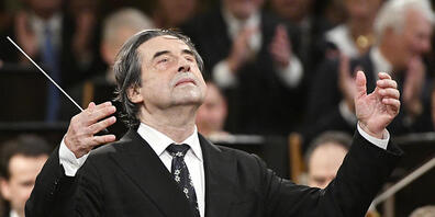 ARCHIV - Riccardo Muti, italienischer Dirigent, leitet das Neujahrskonzert 2018 der Wiener Philharmoniker. Foto: Hans Punz/APA/dpa
