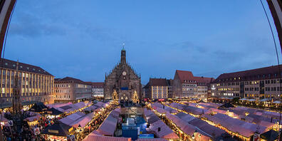 ARCHIV - Blick über den Nürnberger Christkindlesmarkt. Foto: Daniel Karmann/dpa