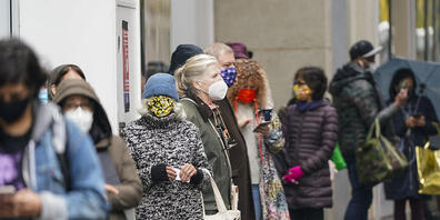 Wähler stehen in der Nähe des Lincoln Center in New York in einer Schlange, um ihre Stimme abzugeben. Nach Angaben des Wahlvorstands haben am Wochenende mehr als 190 000 Menschen in der Millionenmetropole von der Möglichkeit Gebrauch gemacht, ihre...