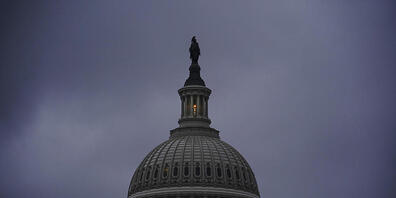 Das Licht in der Kuppel des Kapitols in Washington signalisiert, dass der US-Senat über Nacht seine Sitzung fortsetzt. Foto: J. Scott Applewhite/AP/dpa