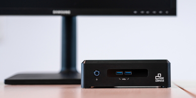 Der PrimeMini 5 ist 17.7 x 5.5 x 11.4 cm gross und wiegt 1,3 kg