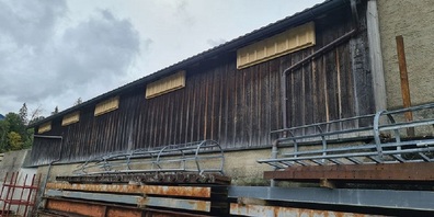 Fledermauskästen an der Fassade und im Schatten des Daches am neuen Werkgebäude im Werkhof Furt in Urnäsch.
