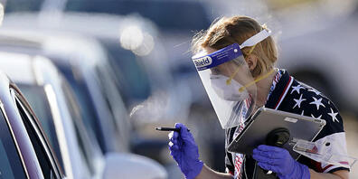 In einem Drive-Through-Wahllokal in Kansas City durften Menschen, die positiv auf das Coronavirus getestet wurden, ihre Stimme abgeben. Foto: Charlie Riedel/AP/dpa