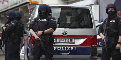 Polizisten am Tag nach dem Anschlag an einem der Tatorte. Foto: Matthias Schrader/AP/dpa