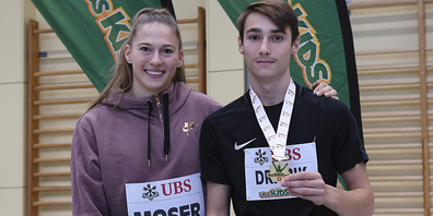 Jan Drabik zeigt an der Seite von Angelica Moser seine Medaille. (Bild: PD)