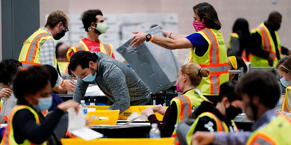 Wahlhelfer zählen in der Nacht in Philadelphia Stimmen aus. Foto: Matt Slocum/AP/dpa