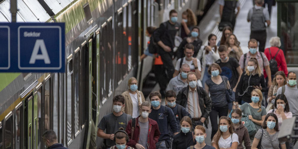 Zugsreisende am 6. Juli 2020 im Bahnhof Luzern. Durchschnittlich lag zu diesem Zeitpunkt in Europa das Passagieraufkommen in der Bahn um 57 Prozent tiefer als im Corona-freien Vergleichszeitraum 2019. (Archivbild)