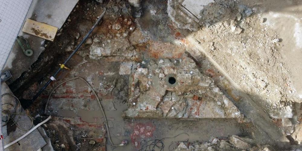 Der freigelegte Bereich des Freibads auf dem Kurplatz in Baden AG mit den Resten der römischen Brunnenanlage.
