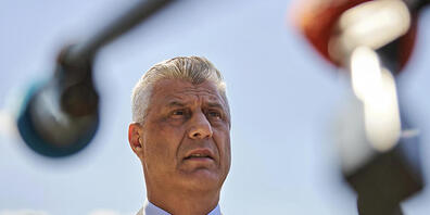 ARCHIV - Hashim Thaci, Präsident des Kosovo, spricht bei seiner Ankunft am Gericht mit Vertreterinnen und Vertretern der Presse. Foto: Phil Nijhuis/AP/dpa
