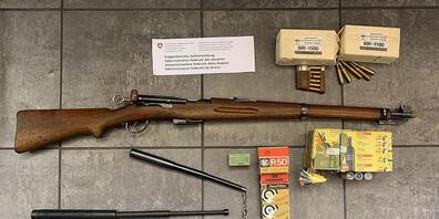 Einen Karabiner, Munition, einen Schlagstock sowie ein "Würgholz" fanden Zöllner im Auto von zwei Italienern im Bergell.