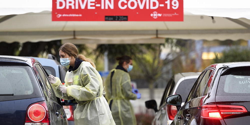 Grossandrang in einem Drive-in-Testzentrum in Yverdon im Kanton Waadt.
