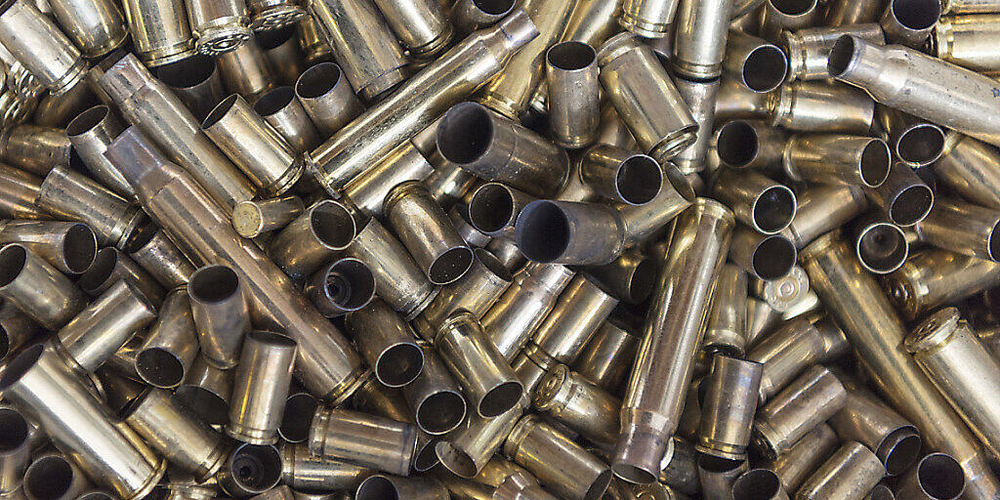 Dem Ex-Logistikchef der Kantonspolizei Schwyz wirft die Anklage mehrfache qualifizierte Veruntreuung, mehrfache ungetreue Amtsführung, mehrfache Widerhandlung gegen das Waffengesetz und Versuch dazu sowie mehrfache Verletzung des Amtsgeheimnisses und mehrfache Urkundenfälschung vor. 