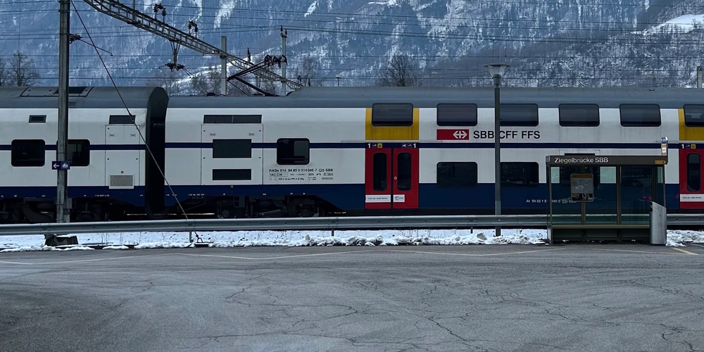 Die Haltestelle «Ziegelbrücke, Bahnhof Nord» der Postautolinie 635 (beim Wartehäuschen) soll mittels Rampe behindertengerecht werden. (Archivbild)