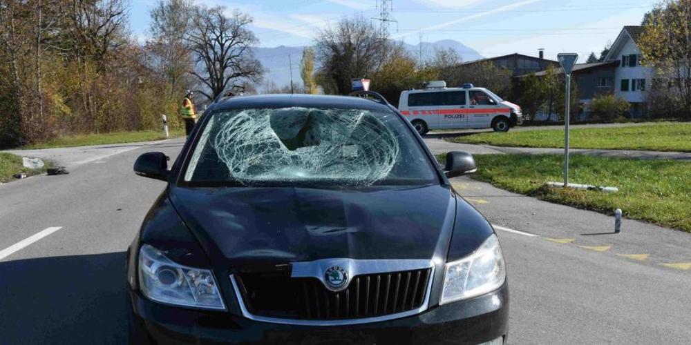 Eine 92-jährige E-Bike-Fahrerin hat sich am Samstagmittag in Oberriet SG bei einer Kollision mit einem Auto schwer verletzt. Auf dem Flug ins Spital verstarb sie.