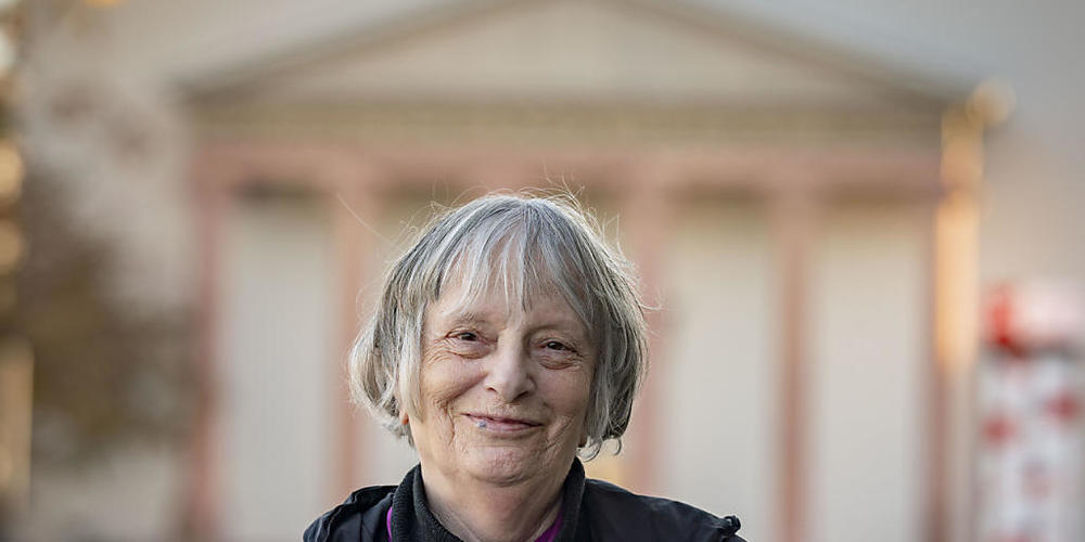 Die Schriftstellerin Elke Erb steht vor der Verleihung des Georg-Büchner-Preises vor dem Darmstädter Staatstheater. Die Auszeichnung für das literarische Lebenswerk der 82-Jährigen ist mit 50 000 Euro dotiert. Foto: Frank Rumpenhorst/dpa