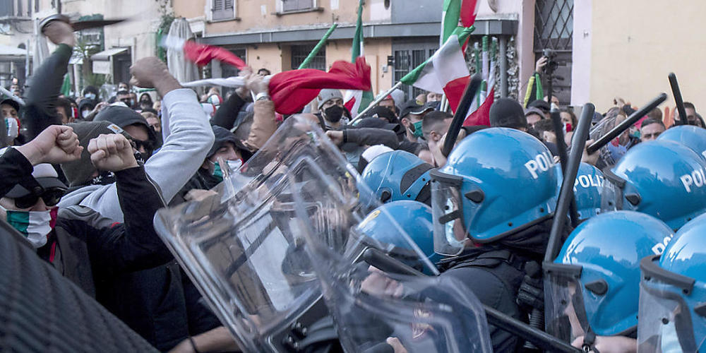 Demonstranten stoßen bei einem Protest gegen die Corona-Maßnahmen, die von Premierminister Conte erlassen wurden, mit Polizisten aneinander. Foto: Roberto Monaldo/LaPresse/AP/dpa
