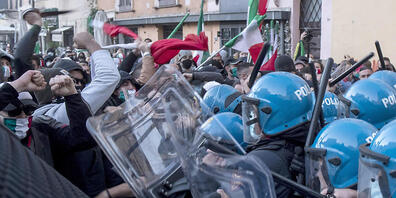 Demonstranten stoßen bei einem Protest gegen die Corona-Maßnahmen, die von Premierminister Conte erlassen wurden, mit Polizisten aneinander. Foto: Roberto Monaldo/LaPresse/AP/dpa