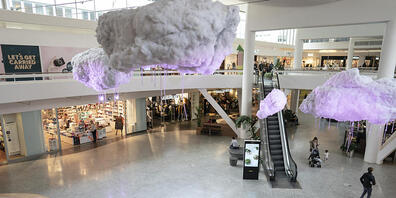 Blick in ein fast menschenleeres Einkaufszentrum. Schweden hat sich in der Corona-Krise für einen Sonderweg mit recht freizügigen Maßnahmen und Appellen an die Vernunft der Bürger entschlossen. Vereinzelte Beschränkungen gelten aber auch dort. Fot...