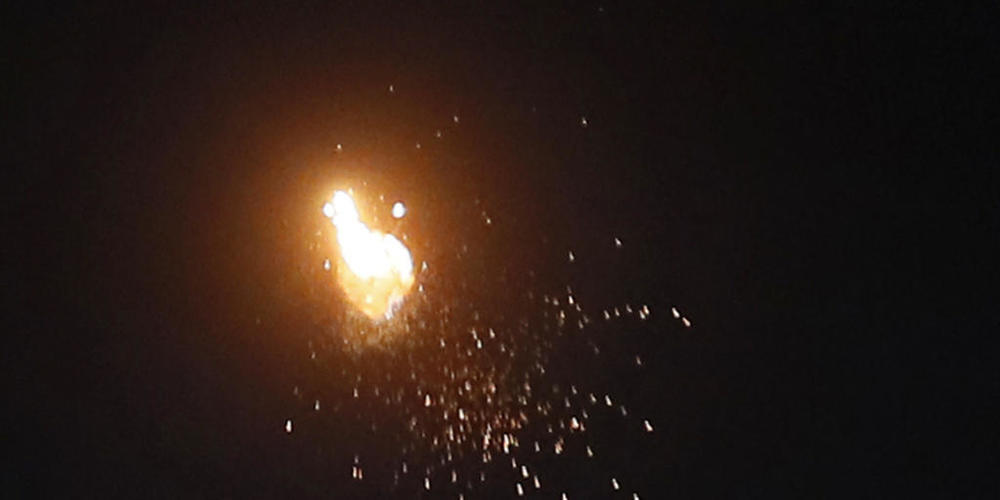 Die Explosion einer Flugabwehrrakete am nächtlichen Himmel über Berg-Karabach. Foto: Uncredited/AP/dpa